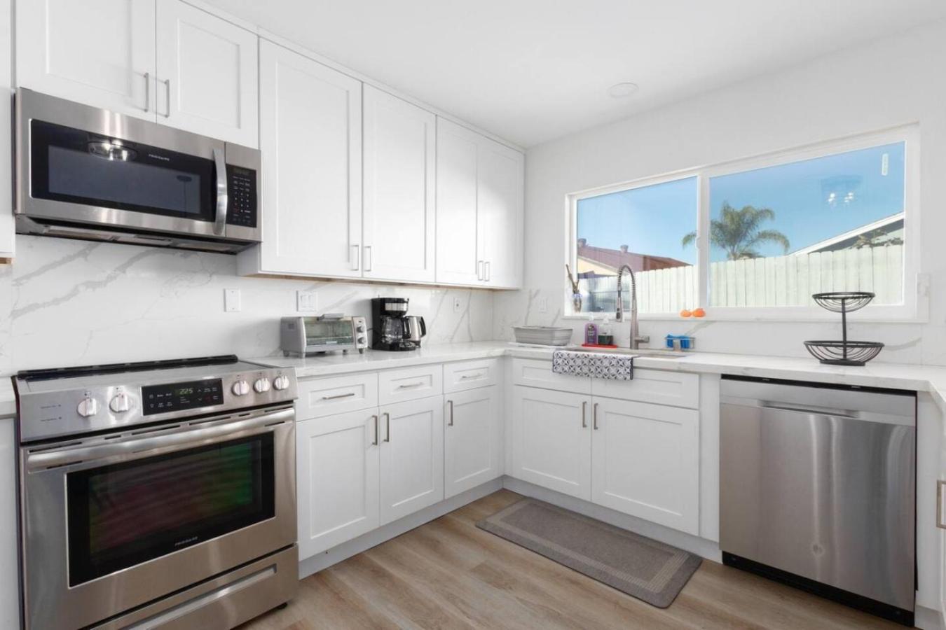 515) Modern 5 Bedrooms Great Outdoor Space Holiday home *